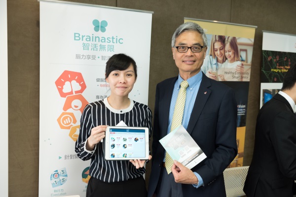 Professor Wei SHYY (Right) visited the startup booth.